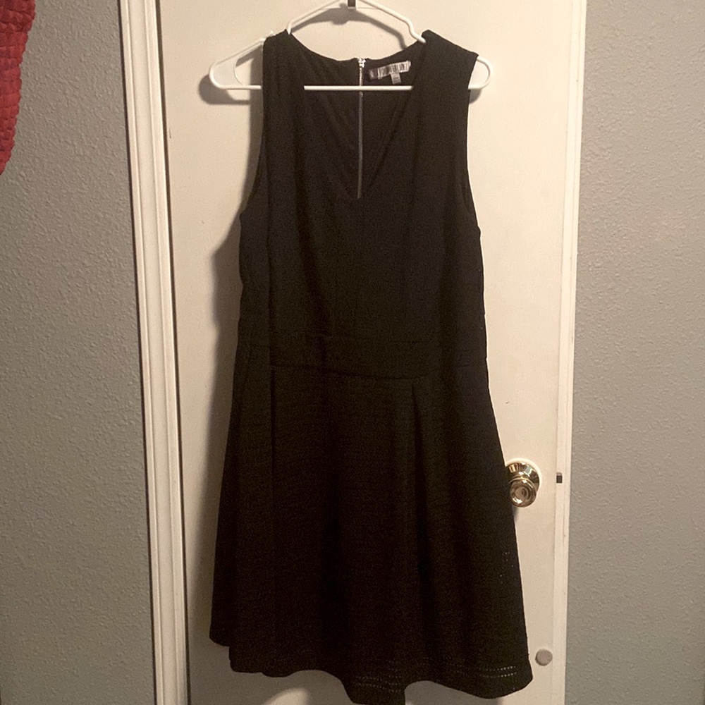22W sleeveless black fitted dress with lace pattern, fully lined
